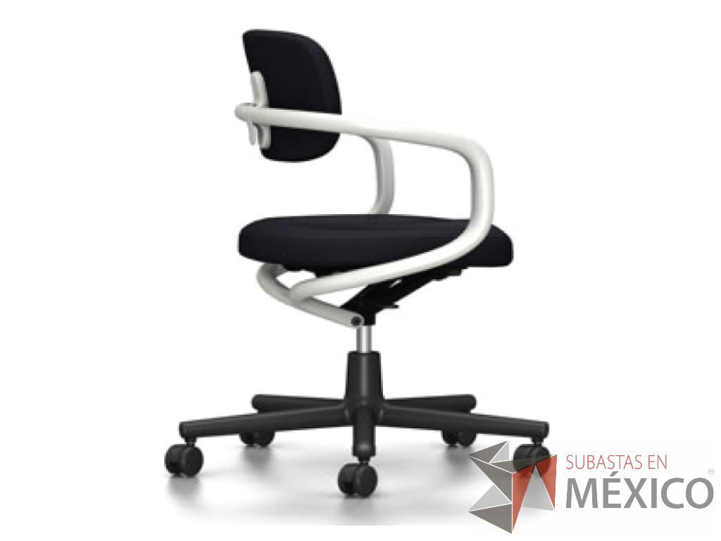 Lote 090 - All star. Asiento y respaldo de poliamida cubierta de espuma de poliuretano, tapizados en tela, respaldo y asiento color negro.