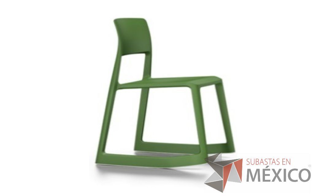 Lote 096 - Tip ton verde con respaldo, asiento y estructura de polipropileno, sin brazos cuenta con deslizadores en la parte inferior de las dos patas