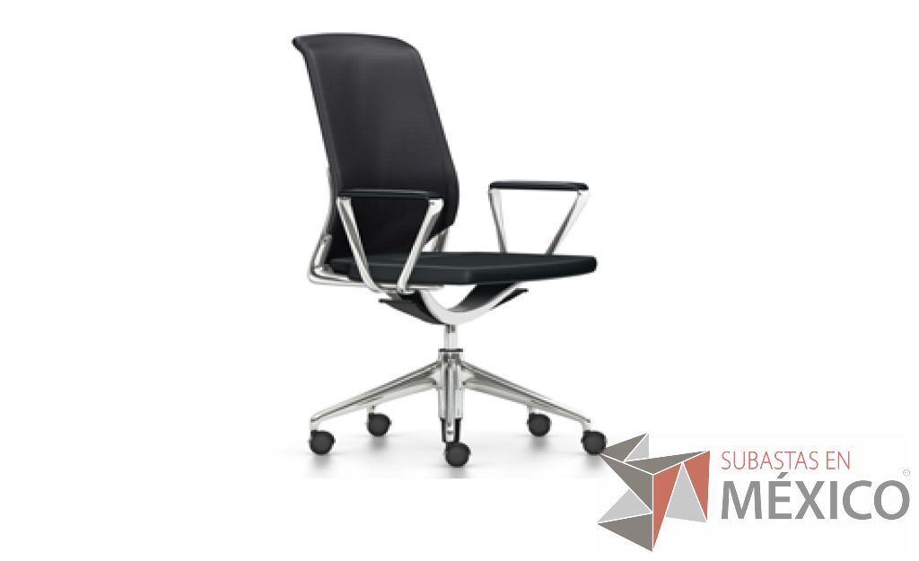 Lote 129 - Meda chair. Respaldo en malla color negro con movimiento sincronizado y bloqueo de posición, asiento en espuma de poliuretano, tapizado en piel.