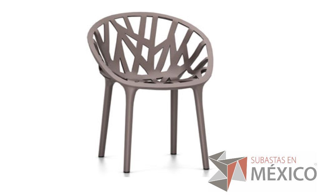 Lote 139 - Vegetal gris. Asiento y base de poliamida teñida. Base de cuatro patas, apilable, con deslizadores de plástico para moqueta.