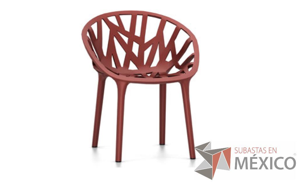 Lote 141 - Vegetal brick. Asiento y base de poliamida teñida. Base de cuatro patas, apilable, con deslizadores de plástico para moqueta.