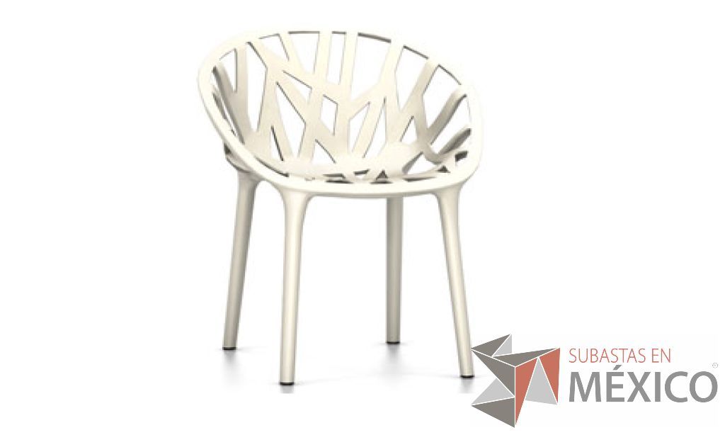 Lote 144 - Vegetal cream. Asiento y base de poliamida teñida. Base de cuatro patas, apilable, con deslizadores de plástico para moqueta.