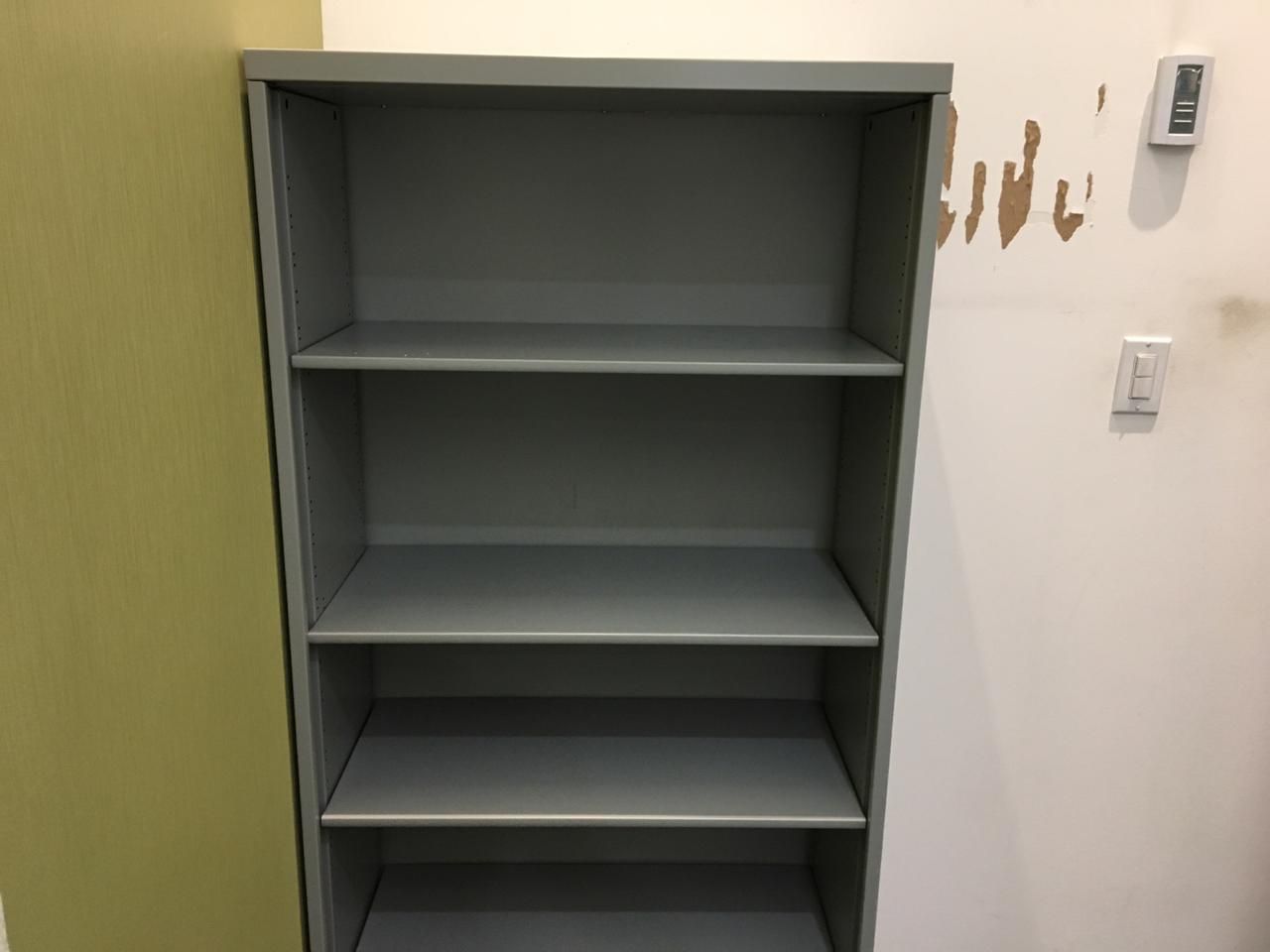 Lote 055 - 2 gabinetes metálicos en color gris con cinco separaciones