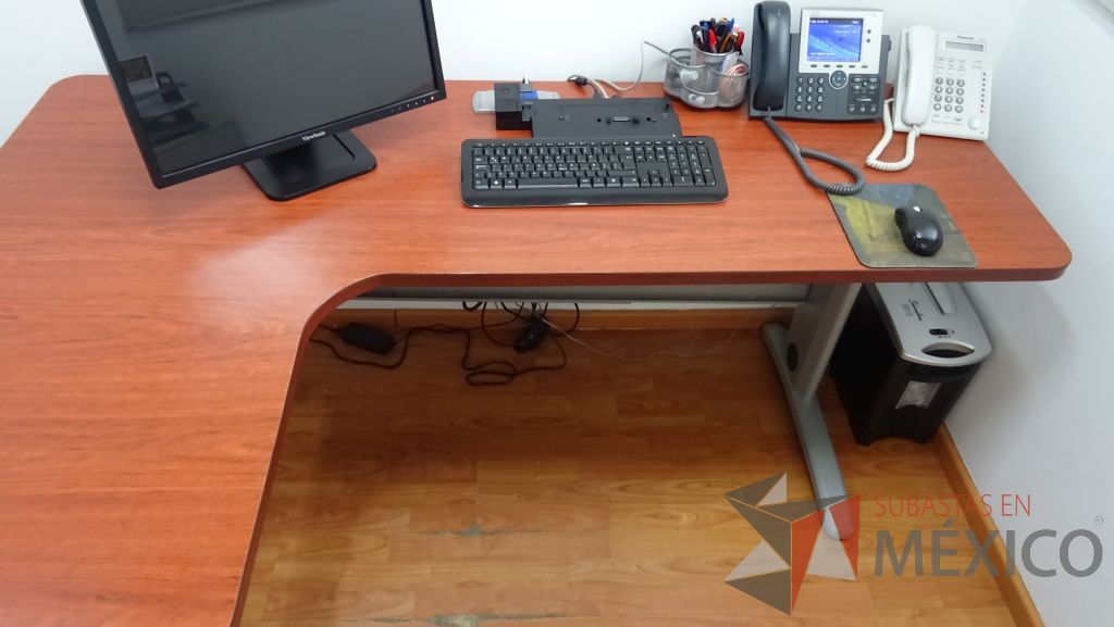 Lote 017 - Oficina ejecutiva con escritorio, mesa redonda con cubierta de madera y silla de visita tipo piel en color negro - Imagen 6