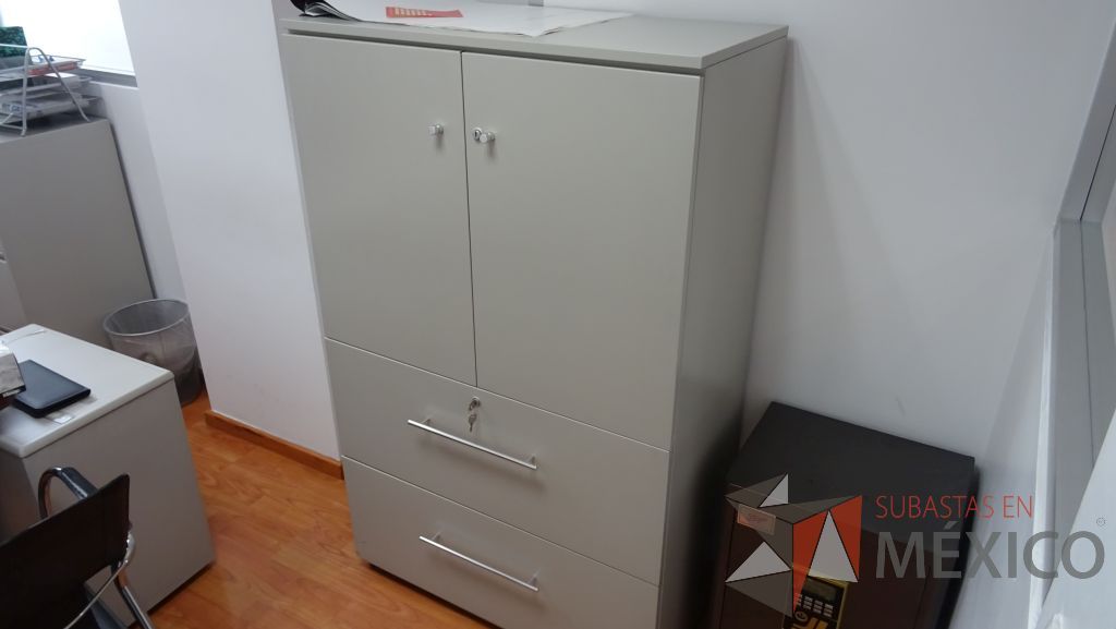 Lote 008 - Gabinete metálico de dos puertas y dos cajones - Imagen 2