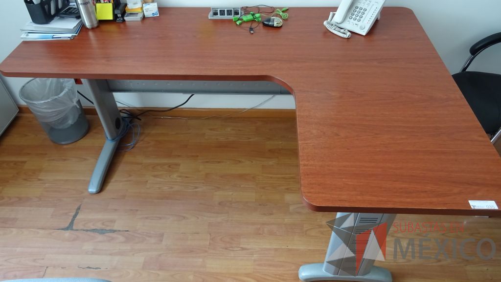 Lote 009 -Oficina ejecutiva con escritorio en escuadra con cubierta color café y archivero de 3 cajones