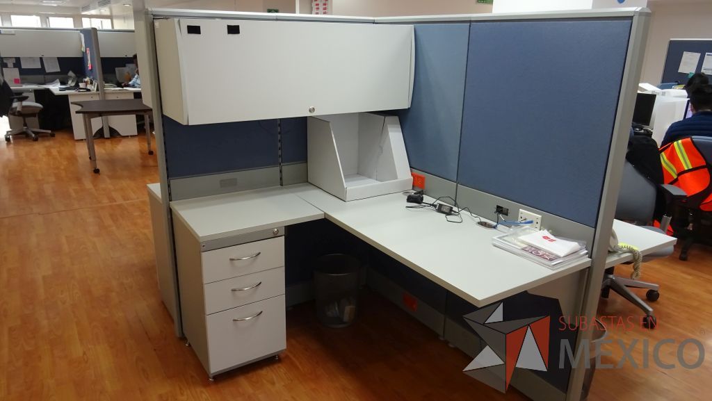 Lote 007 - 2 Estaciones de trabajo para 4 personas con un archivero de 3 cajones y gaveta de pedestal