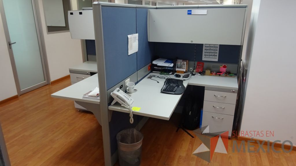Lote 007 - 2 Estaciones de trabajo para 4 personas con un archivero de 3 cajones y gaveta de pedestal - Imagen 2