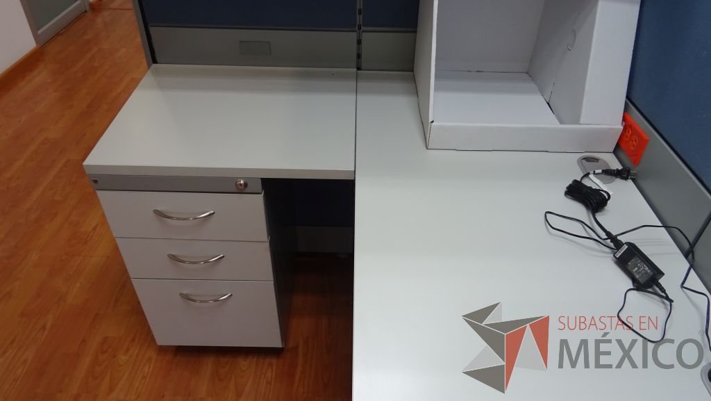 Lote 007 - 2 Estaciones de trabajo para 4 personas con un archivero de 3 cajones y gaveta de pedestal - Imagen 4
