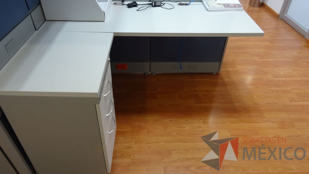 Lote 007 - 2 Estaciones de trabajo para 4 personas con un archivero de 3 cajones y gaveta de pedestal - Imagen 5