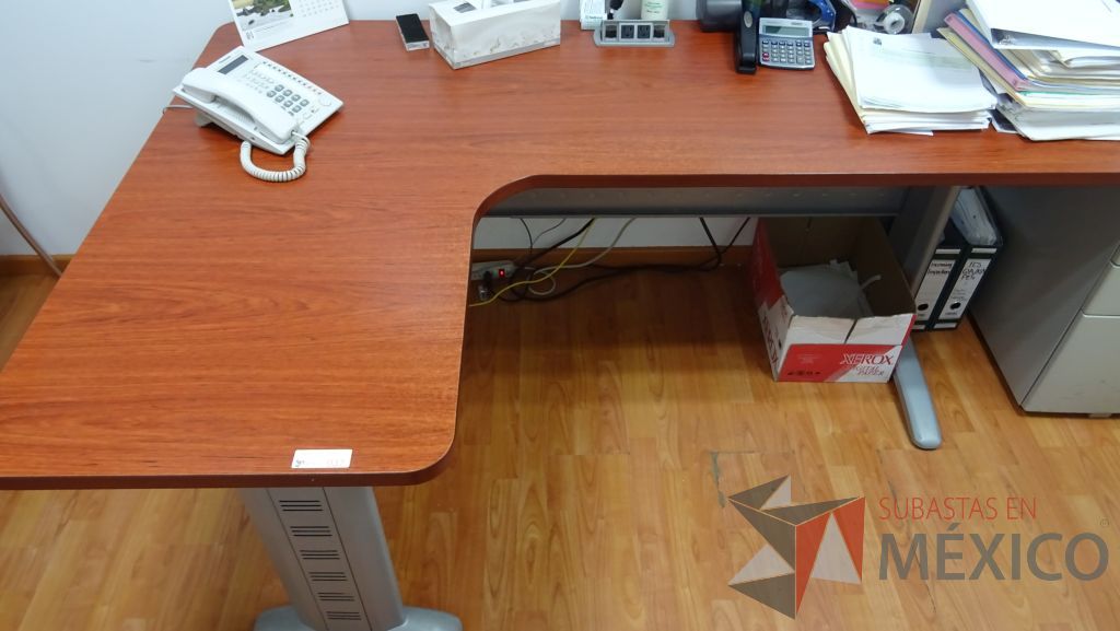 Lote 014 - Oficina operativa con escritorio en escuadra con cubierta color café y archivero de 3 cajones