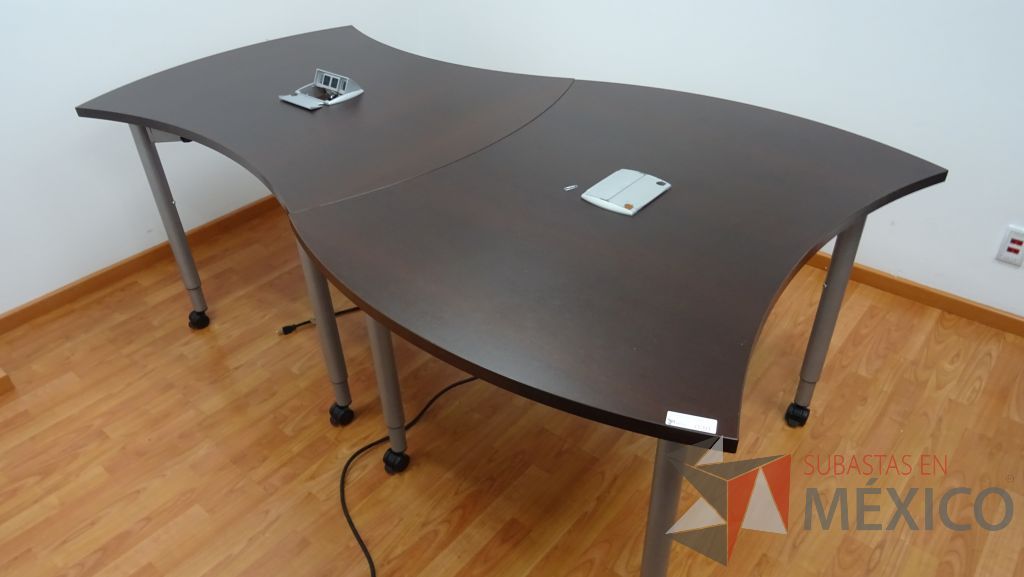 Lote 017 - Mesa de trabajo en dos piezas para 6 personas con cubierta color café y patas con ruedas