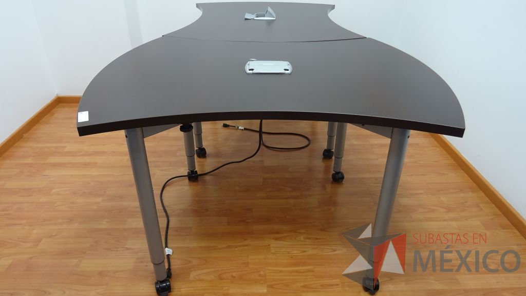 Lote 017 - Mesa de trabajo en dos piezas para 6 personas con cubierta color café y patas con ruedas - Imagen 2