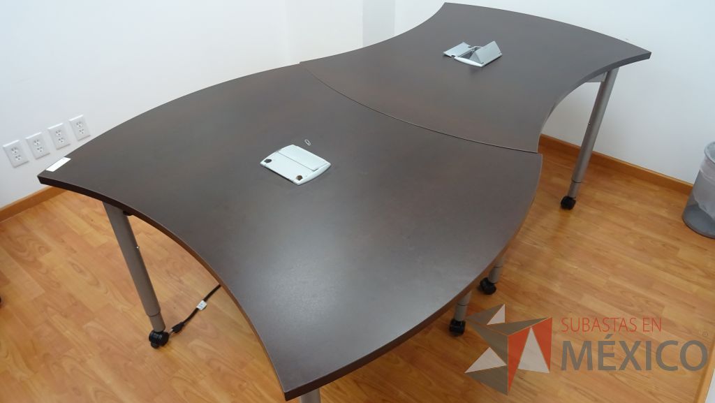 Lote 009 - Mesa de trabajo en dos piezas para 6 personas,5 sillas operativas de tela en color azul y silla operativa de tela - Imagen 9