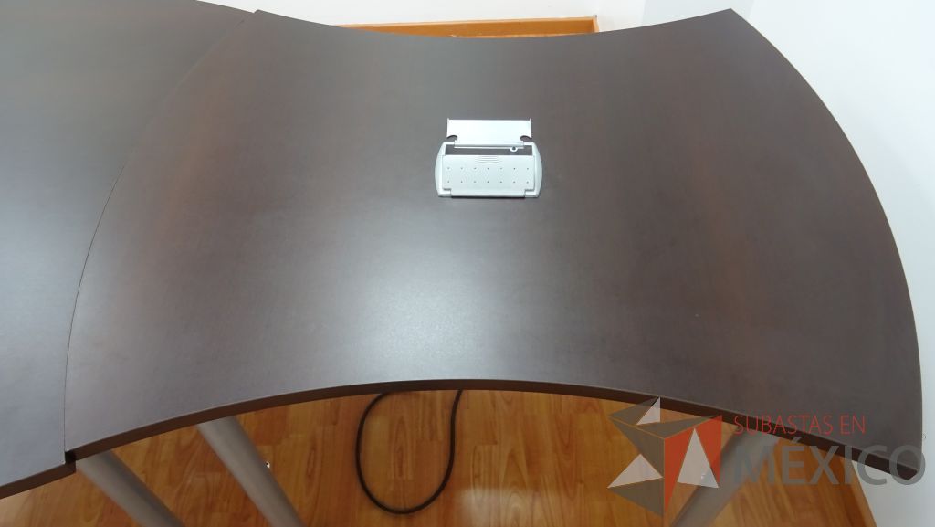 Lote 017 - Mesa de trabajo en dos piezas para 6 personas con cubierta color café y patas con ruedas - Imagen 4