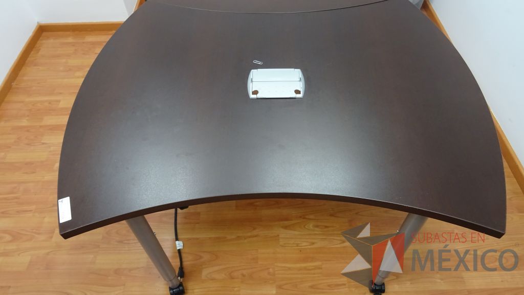 Lote 017 - Mesa de trabajo en dos piezas para 6 personas con cubierta color café y patas con ruedas - Imagen 5