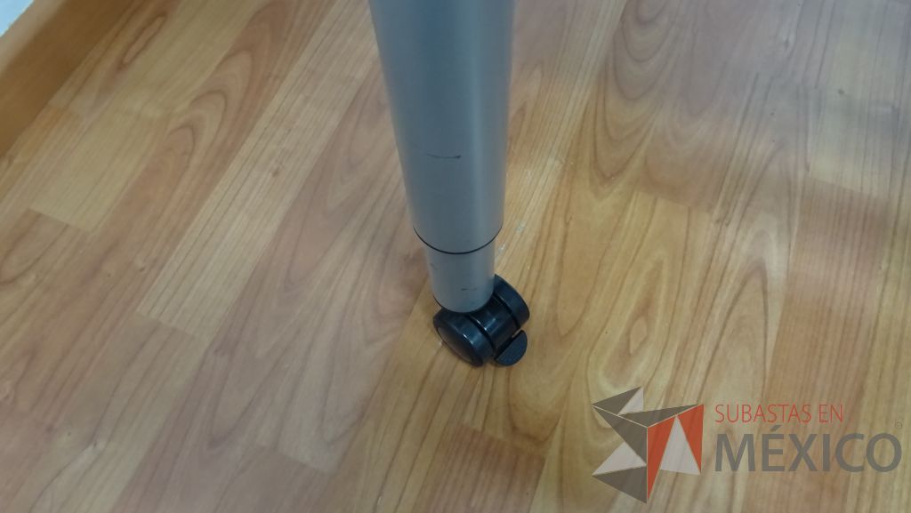 Lote 017 - Mesa de trabajo en dos piezas para 6 personas con cubierta color café y patas con ruedas - Imagen 6
