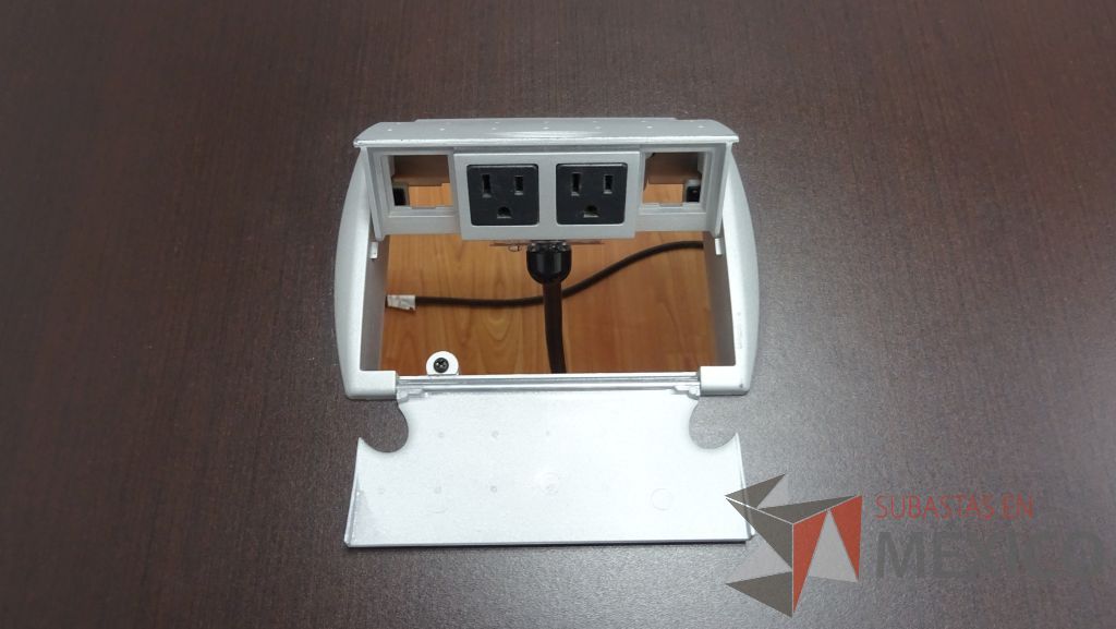 Lote 017 - Mesa de trabajo en dos piezas para 6 personas con cubierta color café y patas con ruedas - Imagen 7