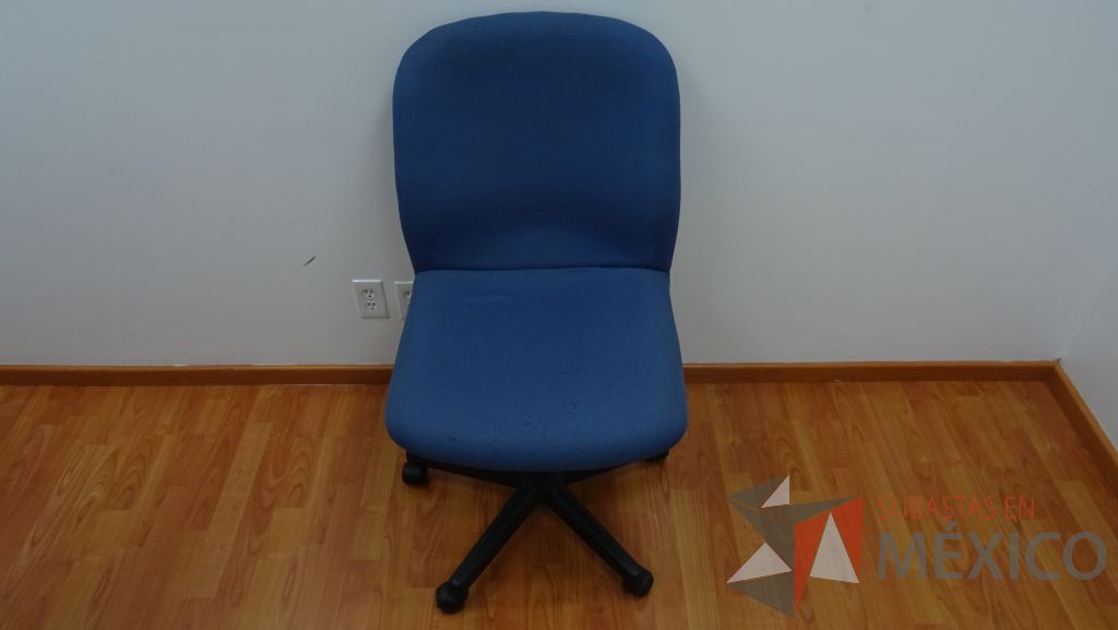 Lote 018 - 9 Sillas operativas de tela en color azul con ruedas sin descansabrazos