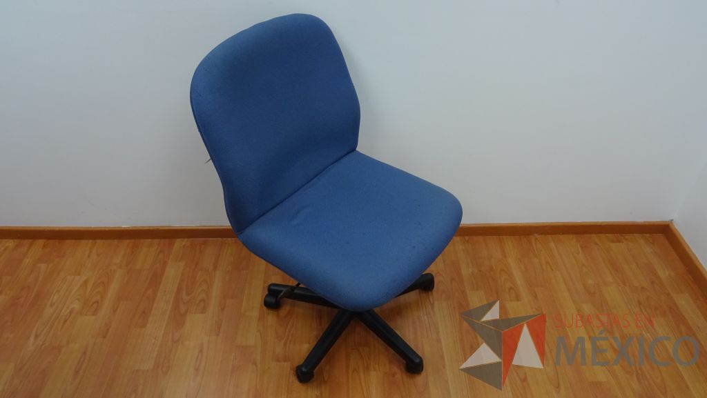 Lote 018 - 9 Sillas operativas de tela en color azul con ruedas sin descansabrazos - Imagen 2