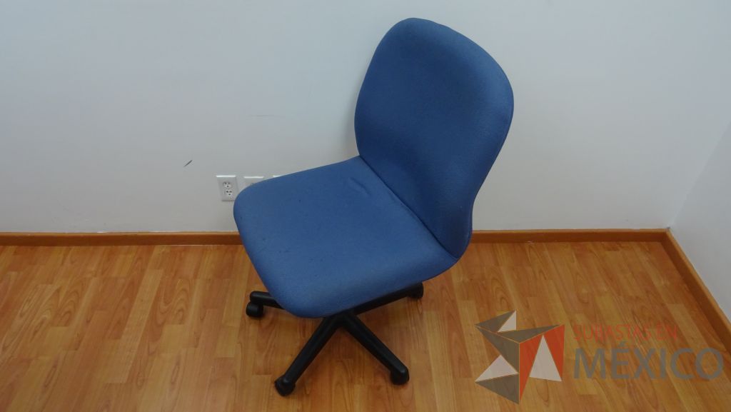 Lote 018 - 9 Sillas operativas de tela en color azul con ruedas sin descansabrazos - Imagen 3