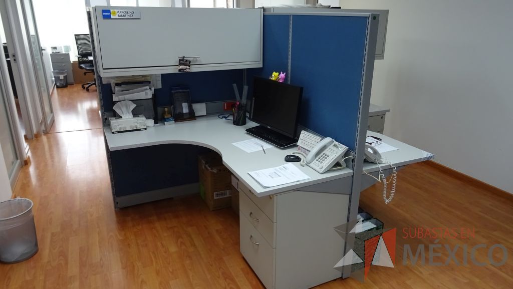 Lote 039 - 3 Estaciones de trabajo para 2 personas con esquinas tipo mampara en tela color azul y archivero de 3 cajones