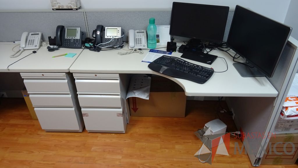 Lote 011 - 5 Estaciones de trabajo para 1 persona y 6 Sillas ejecutivas con respaldo de maya