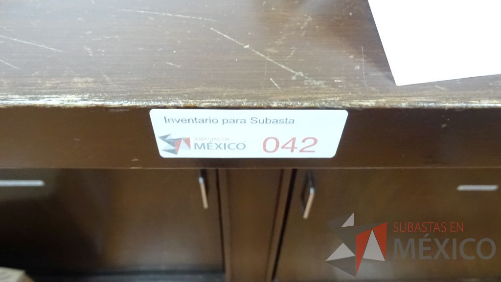 Lote 021 - Gabinete de trabajo empotrado tipo barra en forma de L de madera con 6 puertas y una repisa - Imagen 3