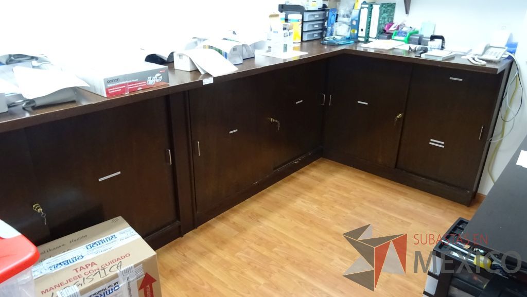 Lote 021 - Gabinete de trabajo empotrado tipo barra en forma de L de madera con 6 puertas y una repisa