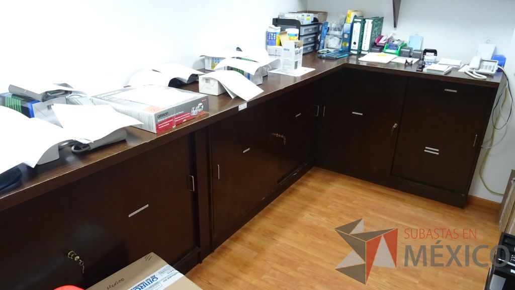 Lote 021 - Gabinete de trabajo empotrado tipo barra en forma de L de madera con 6 puertas y una repisa - Imagen 4
