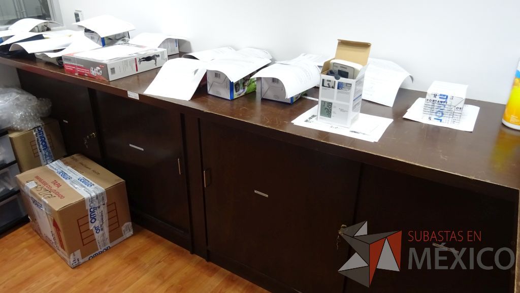 Lote 021 - Gabinete de trabajo empotrado tipo barra en forma de L de madera con 6 puertas y una repisa - Imagen 5
