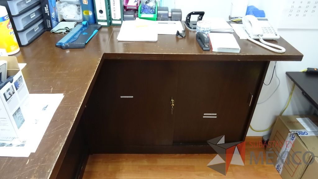 Lote 021 - Gabinete de trabajo empotrado tipo barra en forma de L de madera con 6 puertas y una repisa - Imagen 6