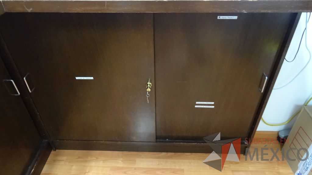 Lote 021 - Gabinete de trabajo empotrado tipo barra en forma de L de madera con 6 puertas y una repisa - Imagen 7