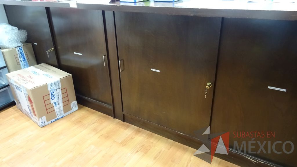 Lote 021 - Gabinete de trabajo empotrado tipo barra en forma de L de madera con 6 puertas y una repisa - Imagen 8
