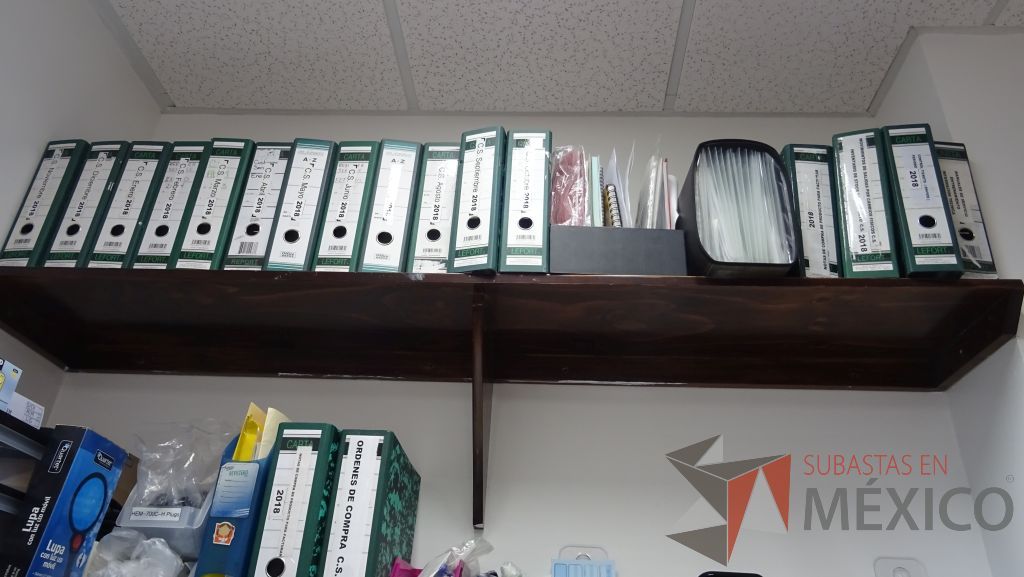 Lote 021 - Gabinete de trabajo empotrado tipo barra en forma de L de madera con 6 puertas y una repisa - Imagen 2