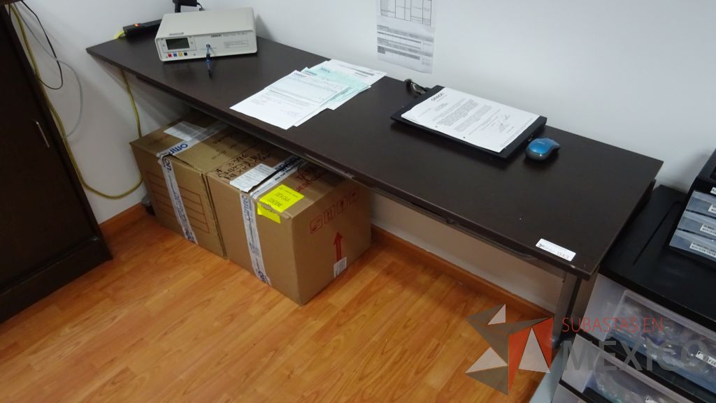 Lote 014 - Mesa de trabajo con cubierta de madera pagable con ruedas, empotrada de un lado - Imagen 3