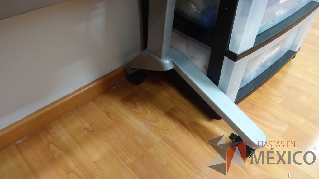 Lote 014 - Mesa de trabajo con cubierta de madera pagable con ruedas, empotrada de un lado - Imagen 5