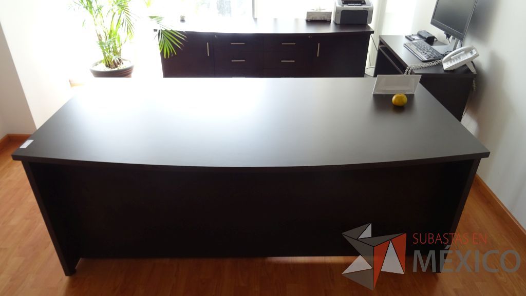 Lote 015 - Oficina de dirección , credenza de madera, 2 Sillas de visita fijas,2 Sillas de visita tipo piel y mesa de apoyo