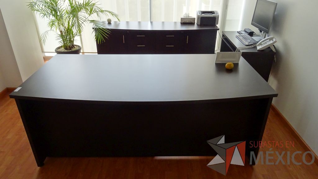 Lote 036 - Oficina de dirección con escritorio de madera en 2 piezas con 6 cajones - Imagen 4