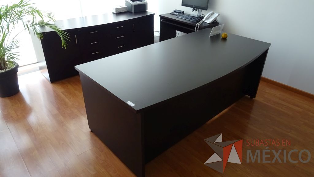 Lote 015 - Oficina de dirección , credenza de madera, 2 Sillas de visita fijas,2 Sillas de visita tipo piel y mesa de apoyo - Imagen 2