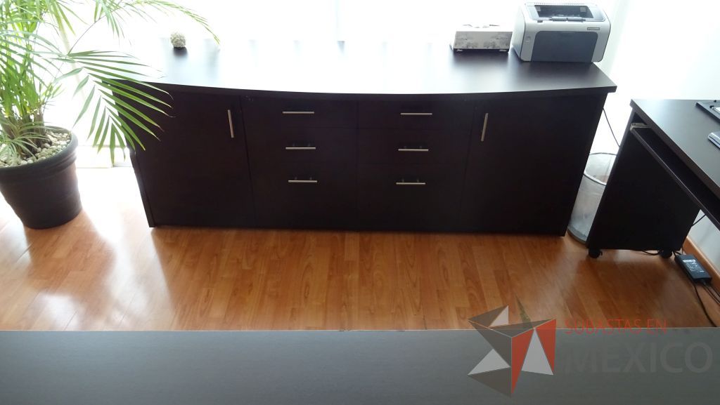 Lote 019 - Oficina de dirección, credenza de madera y 2 sillas de visita - Imagen 3