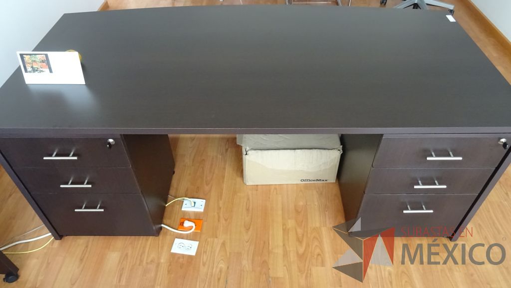 Lote 015 - Oficina de dirección , credenza de madera, 2 Sillas de visita fijas,2 Sillas de visita tipo piel y mesa de apoyo - Imagen 4