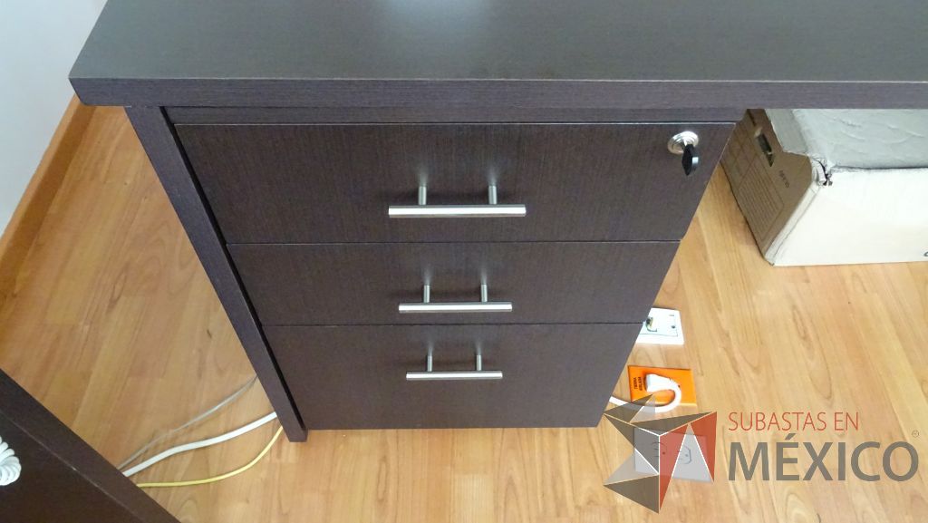 Lote 019 - Oficina de dirección, credenza de madera y 2 sillas de visita - Imagen 10