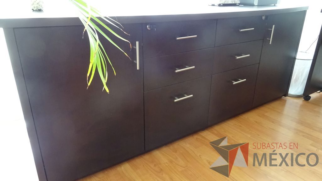 Lote 019 - Oficina de dirección, credenza de madera y 2 sillas de visita - Imagen 5