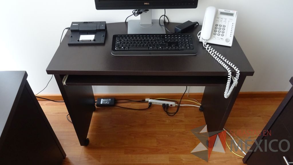 Lote 015 - Oficina de dirección , credenza de madera, 2 Sillas de visita fijas,2 Sillas de visita tipo piel y mesa de apoyo - Imagen 17
