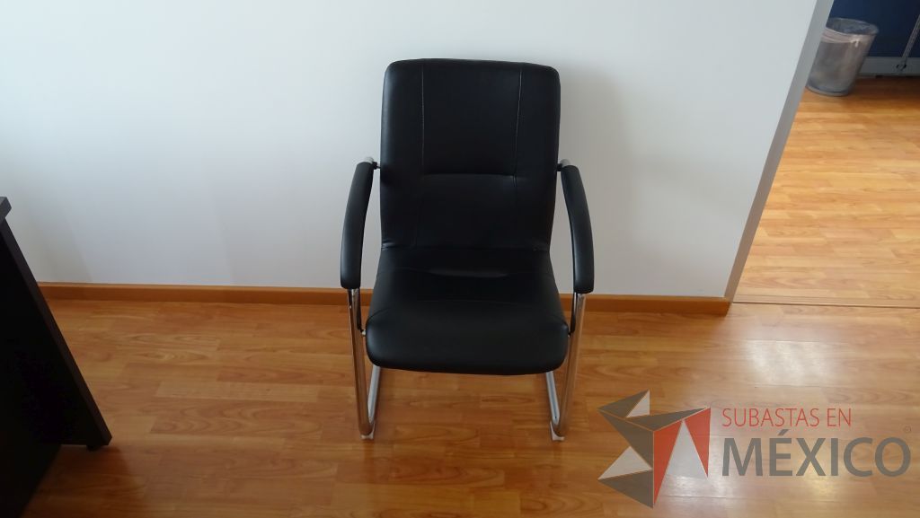 Lote 015 - Oficina de dirección , credenza de madera, 2 Sillas de visita fijas,2 Sillas de visita tipo piel y mesa de apoyo - Imagen 8