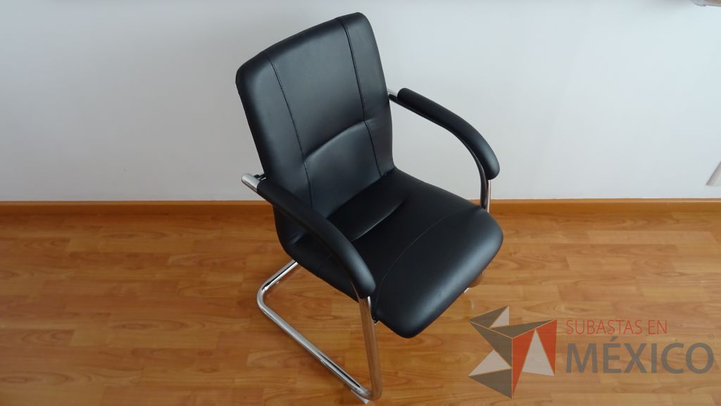 Lote 017 - Oficina ejecutiva con escritorio, mesa redonda con cubierta de madera y silla de visita tipo piel en color negro - Imagen 7