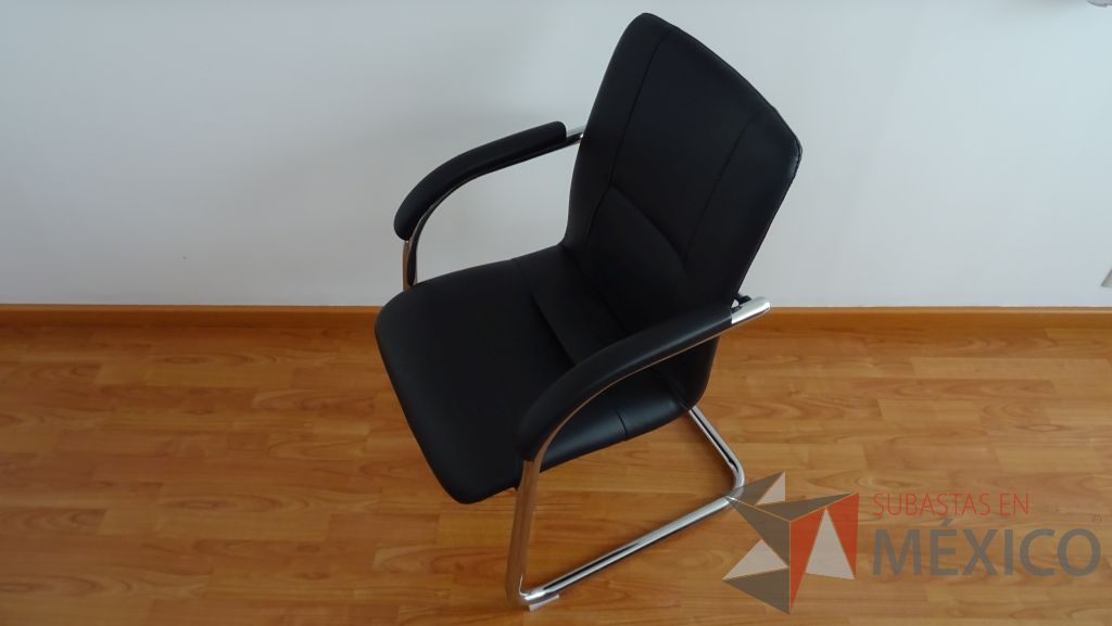 Lote 015 - Oficina de dirección , credenza de madera, 2 Sillas de visita fijas,2 Sillas de visita tipo piel y mesa de apoyo - Imagen 11