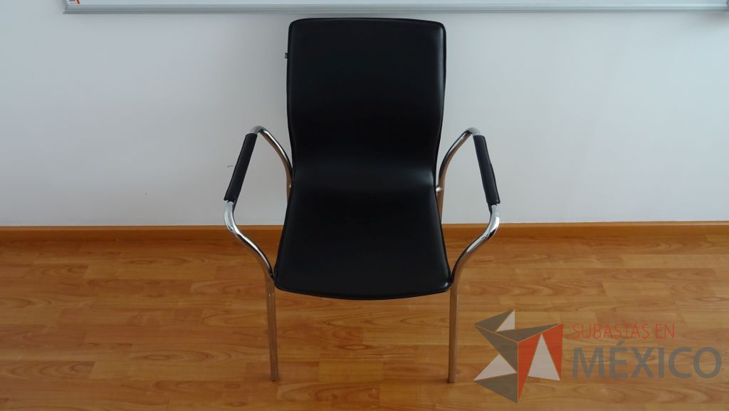 Lote 015 - Oficina de dirección , credenza de madera, 2 Sillas de visita fijas,2 Sillas de visita tipo piel y mesa de apoyo - Imagen 13