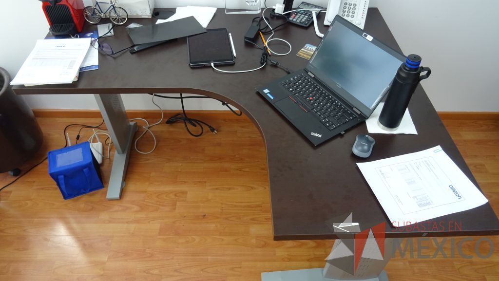 Lote 028 - Oficina ejecutiva con escritorio en forma de herradura con cubierta color café y archivero de 3 cajones